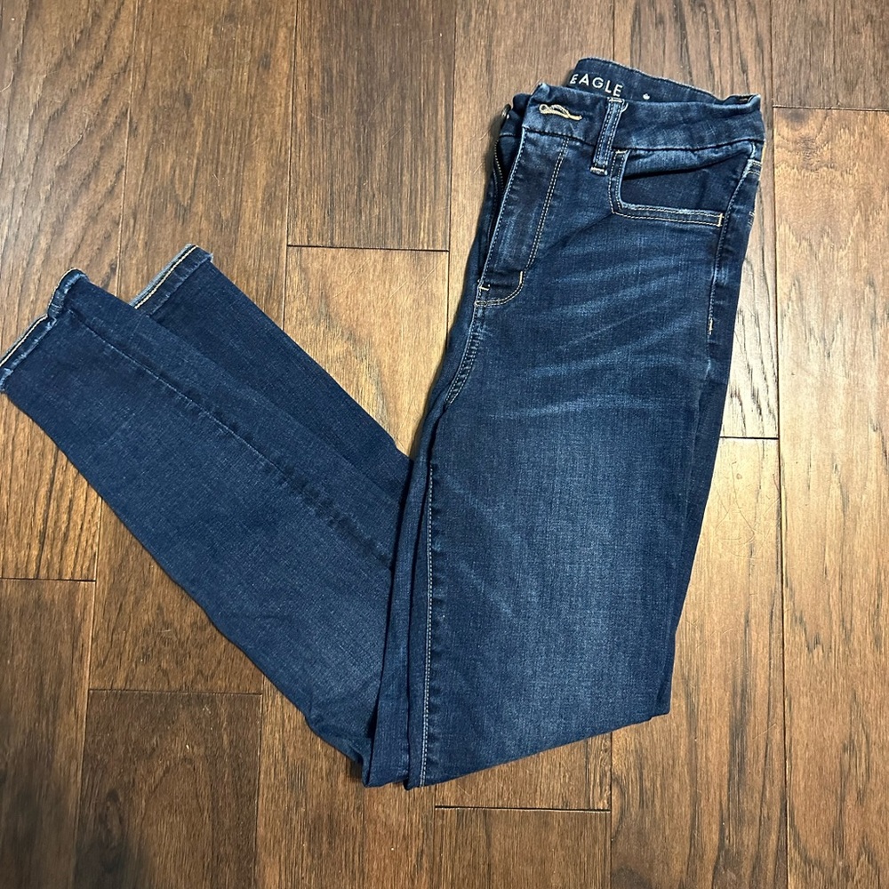 AE DARK WASH SKINNY JEANS